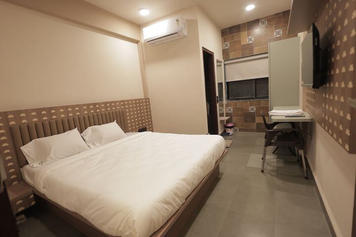 Room 5 of 8