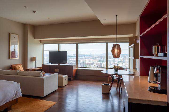 Room 25 of 48