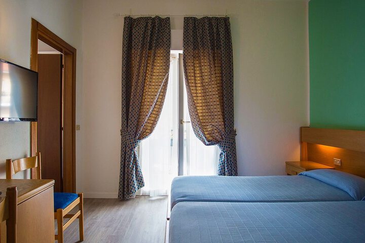Room 9 of 32