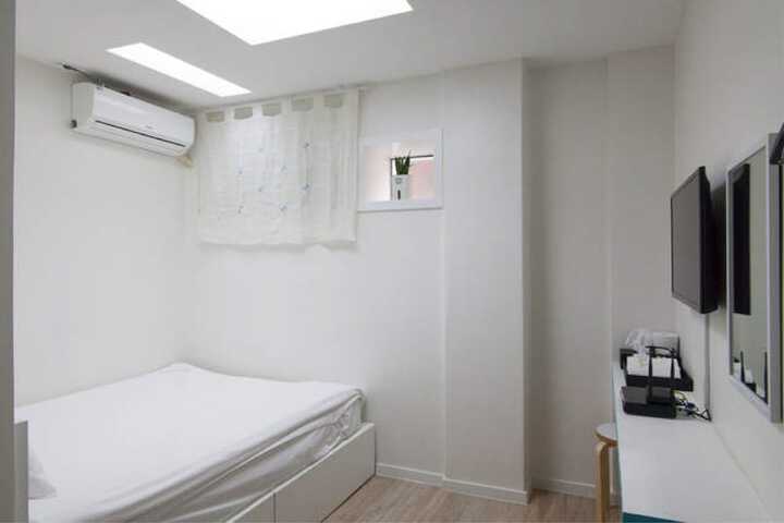 Room 5 of 60