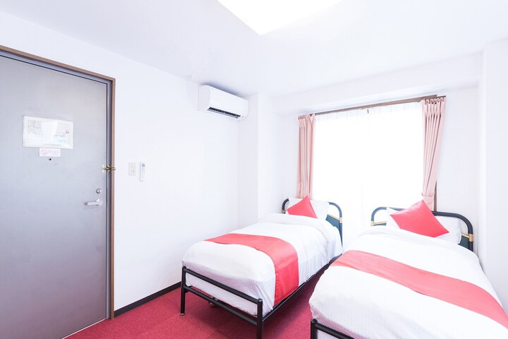 Room 12 of 33