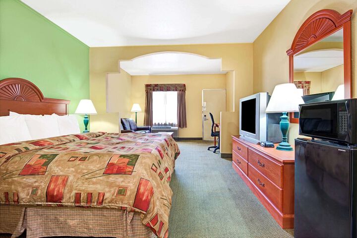 1 King Bed (4 of 10)