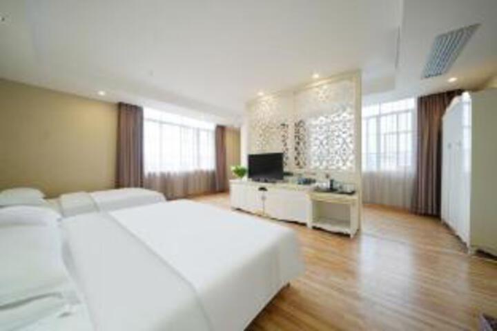 Room 7 of 8