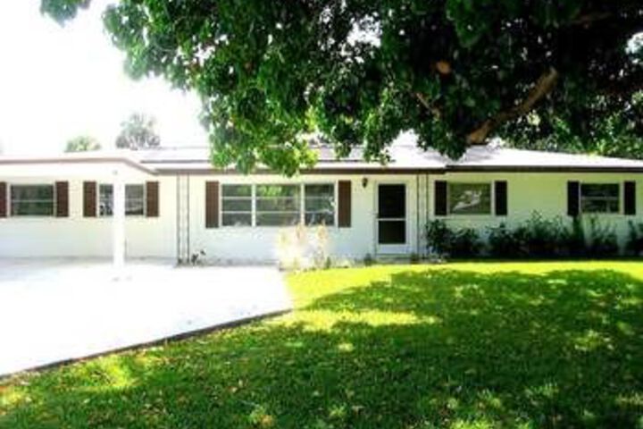 Parkdale Venice Island 4 Br home by RedAwning in Venice, FL
