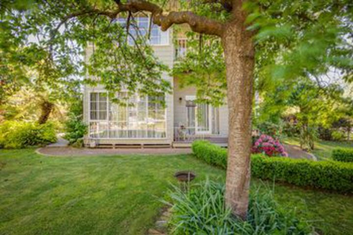 Hotel Exterior 39 of 148