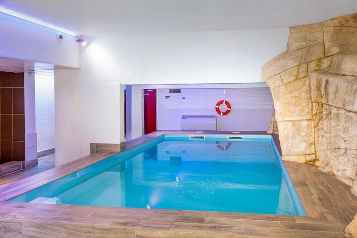 Pool 76 of 127