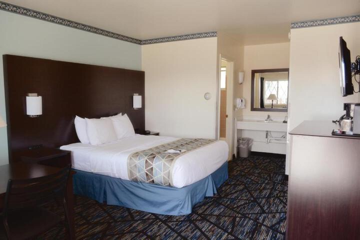 1 Queen Bed (9 of 11)
