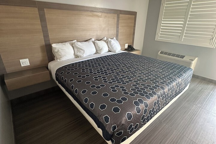 Room 2 of 8