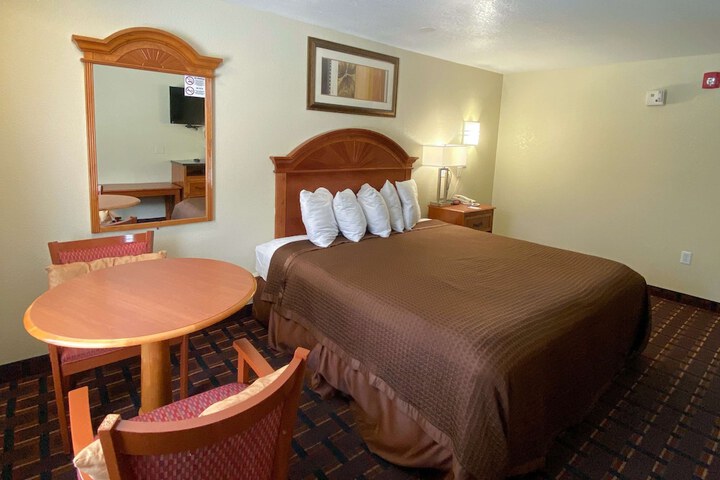 1 King Bed (12 of 17)