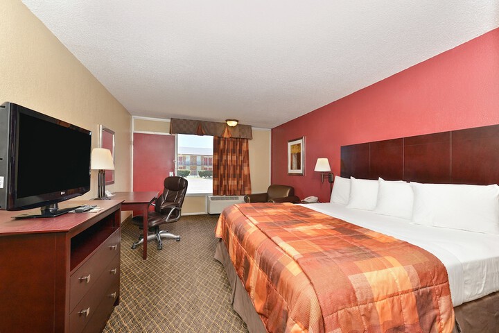 1 King Bed (4 of 4)
