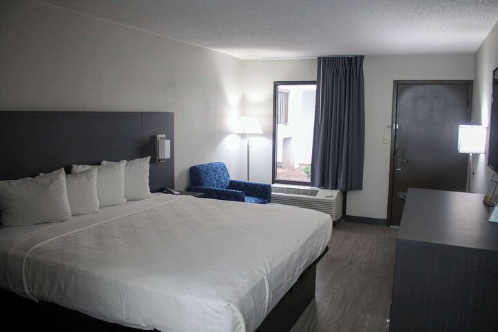 1 King Bed (8 of 10)