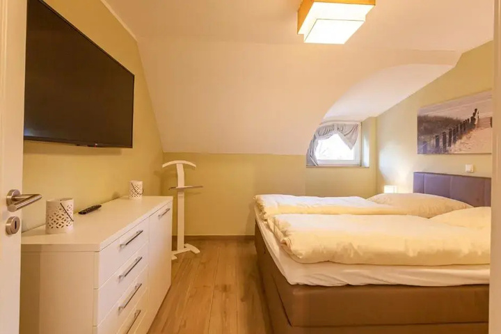 Room 2 of 16
