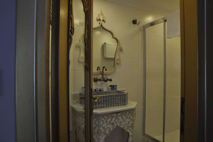 Room 10 of 18