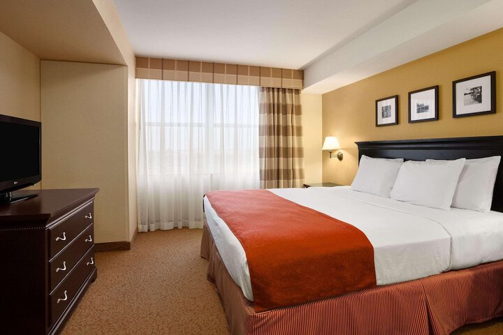 1 King Bed (4 of 16)