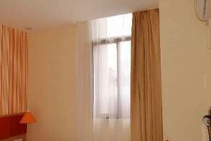 Room 13 of 28