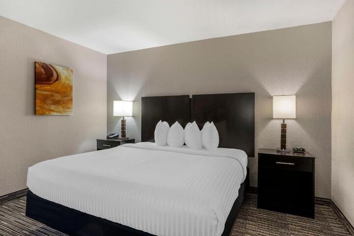 1 King Bed Microwave and Refrigerator WiFi Full Breakfast (13 of 22)