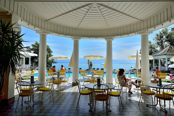 Hotel Pool