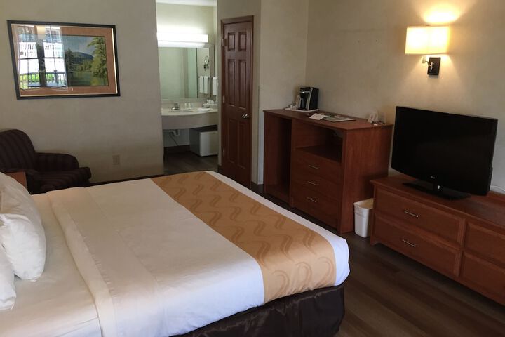 1 King Bed (2 of 16)