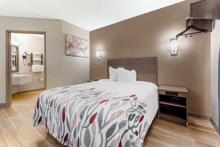 Deluxe Queen Bed Accessible (5 of 14)
