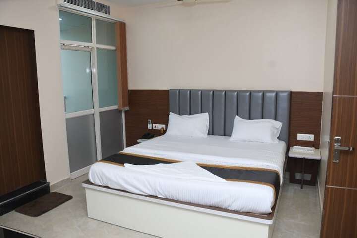 Room 7 of 18