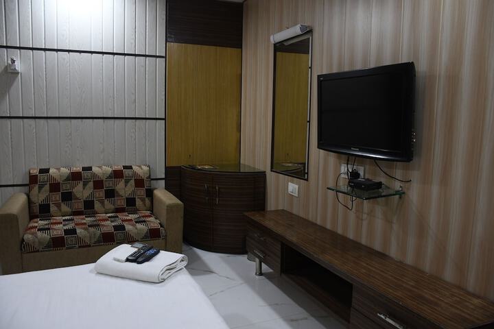 Room 8 of 16
