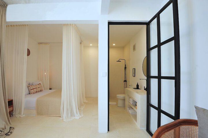 Room 13 of 37