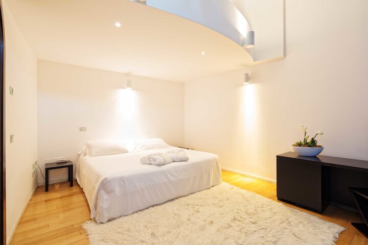 Room 8 of 94