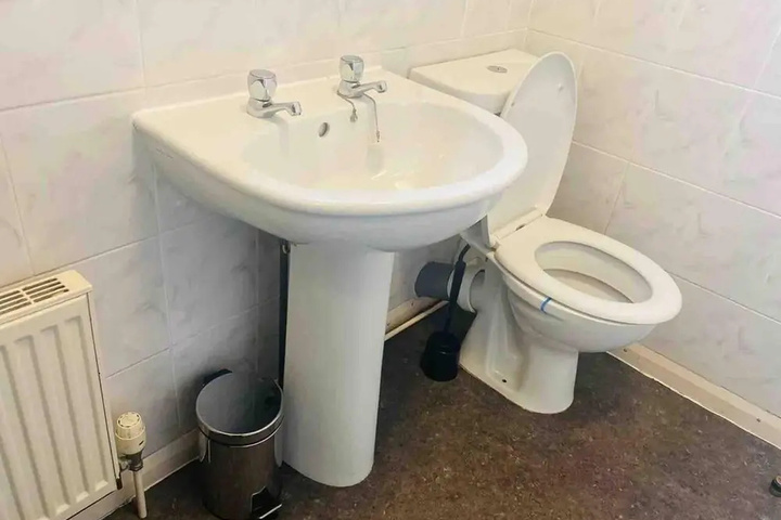 Room 6 of 12