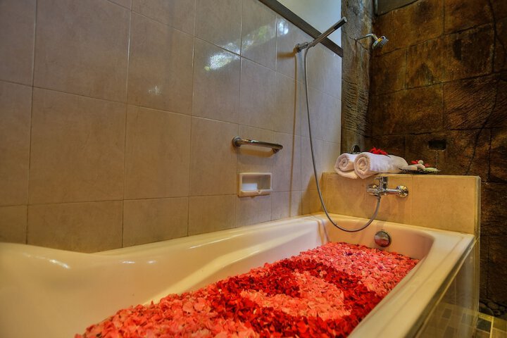 Deep soaking bathtub