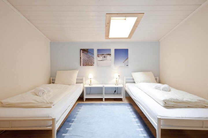 Room 12 of 76