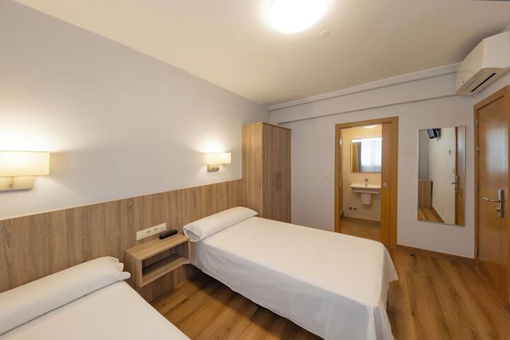 Room 27 of 38