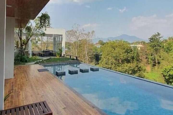 Pool 13 of 20