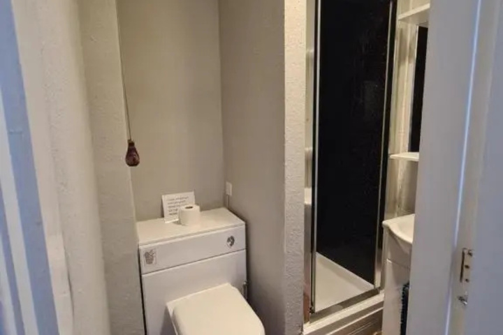 Room 5 of 6