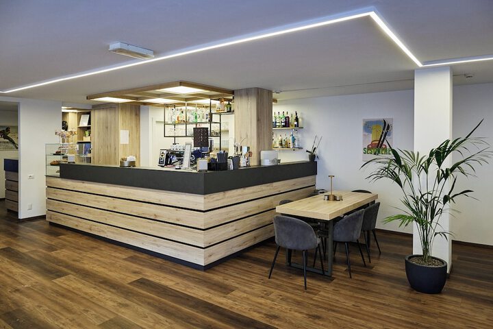 Lounge 92 of 107