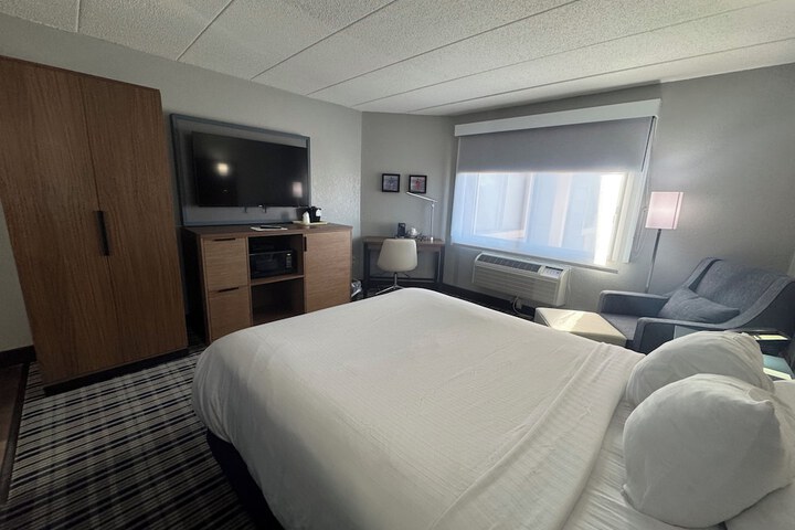 1 Queen Bed (10 of 11)