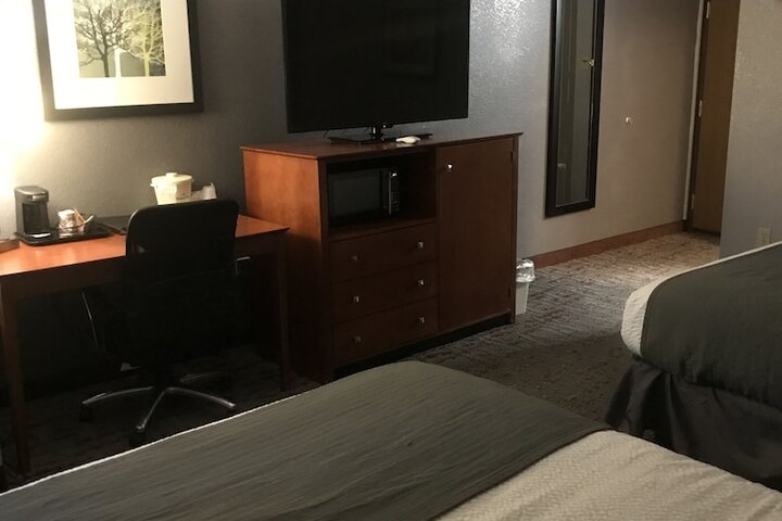 2 Queen Beds (2 of 11)