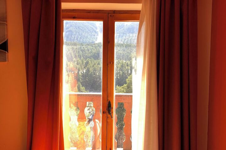 Room 11 of 33