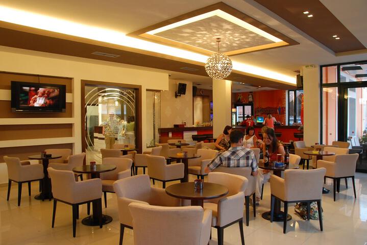 Lounge 8 of 19