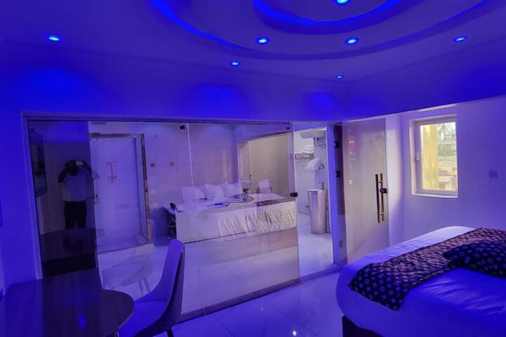 Room 9 of 18