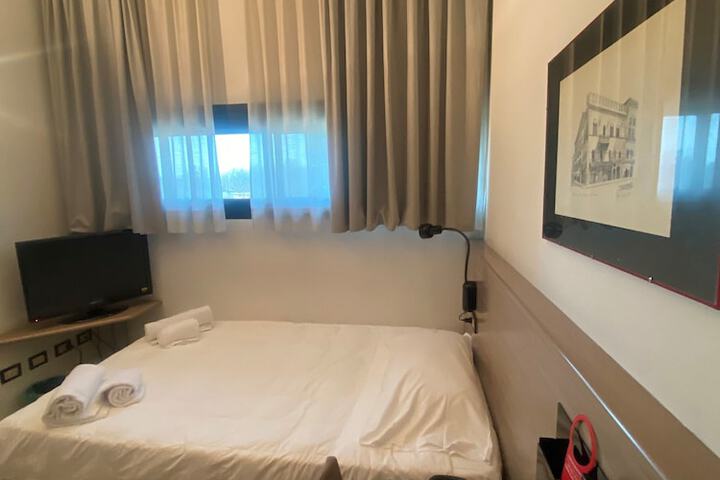 Room 17 of 34