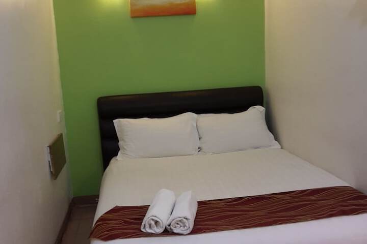 Room 5 of 9