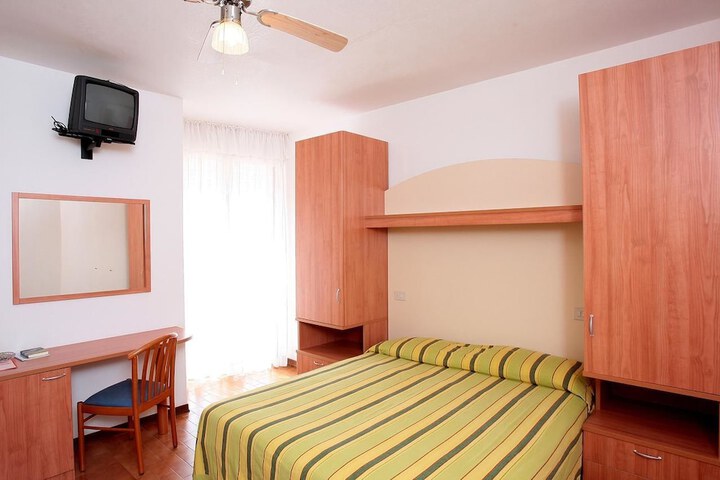 Room 4 of 13
