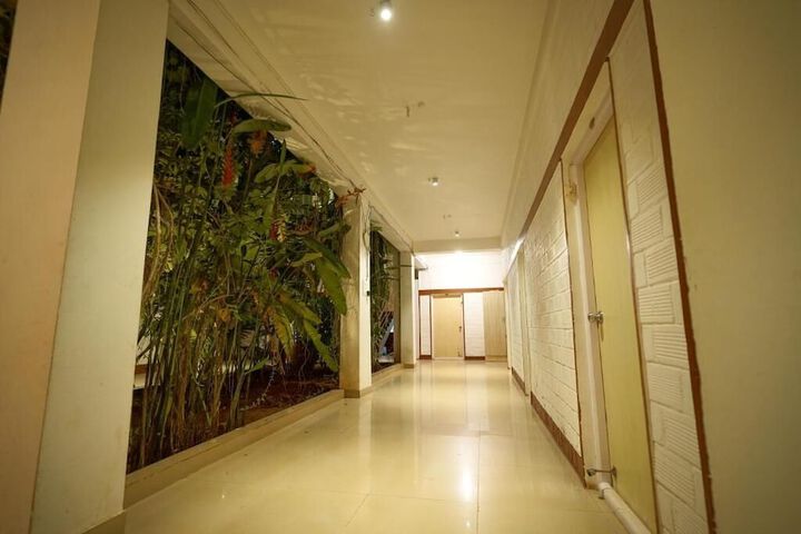 Ballroom/Hall 10 of 14
