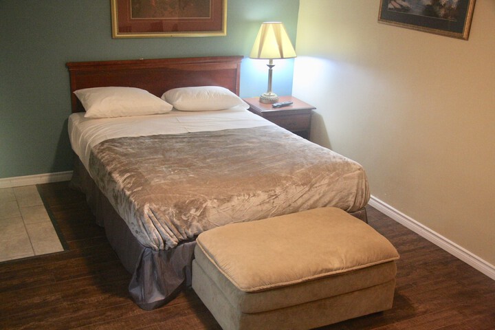 1 Queen Bed (4 of 17)