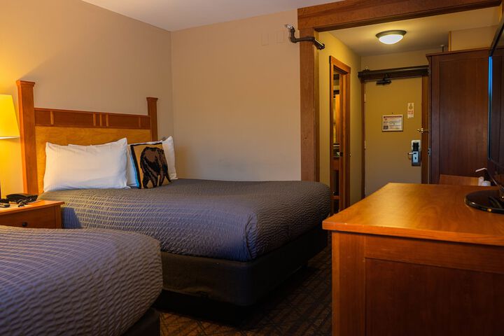 1 Queen Bed (2 of 14)