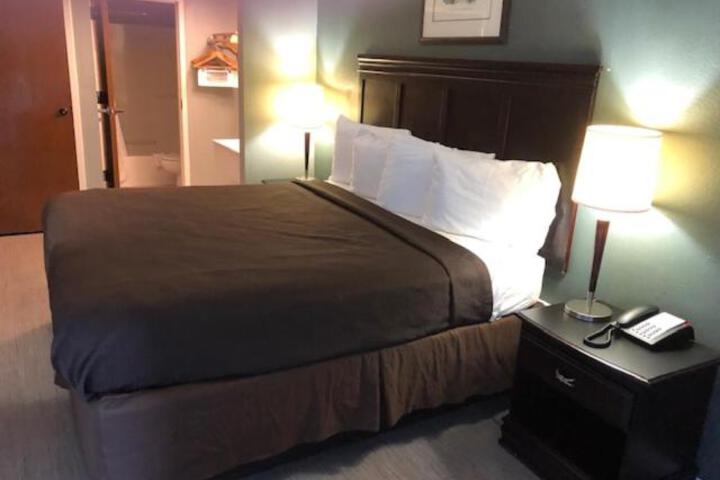 1 King Bed (3 of 11)