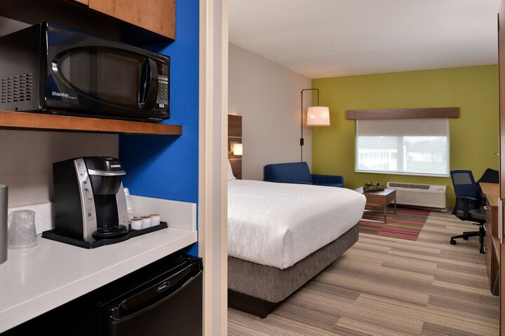 1 King Bed Standard Comm Accessible (5 of 25)