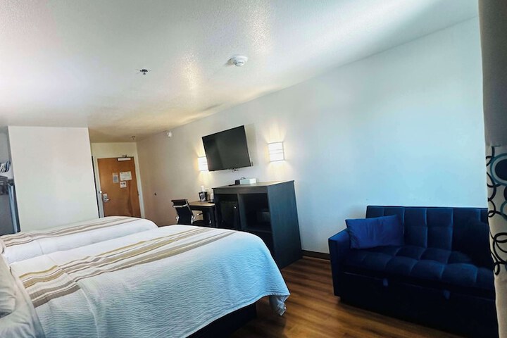 1 Queen Bed (5 of 17)