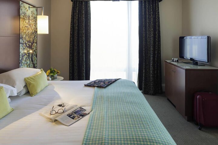 Room 14 of 102