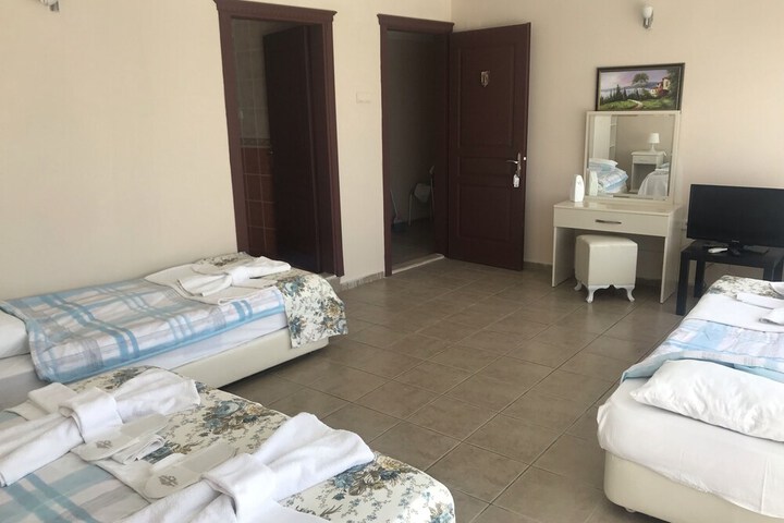 Room 7 of 12